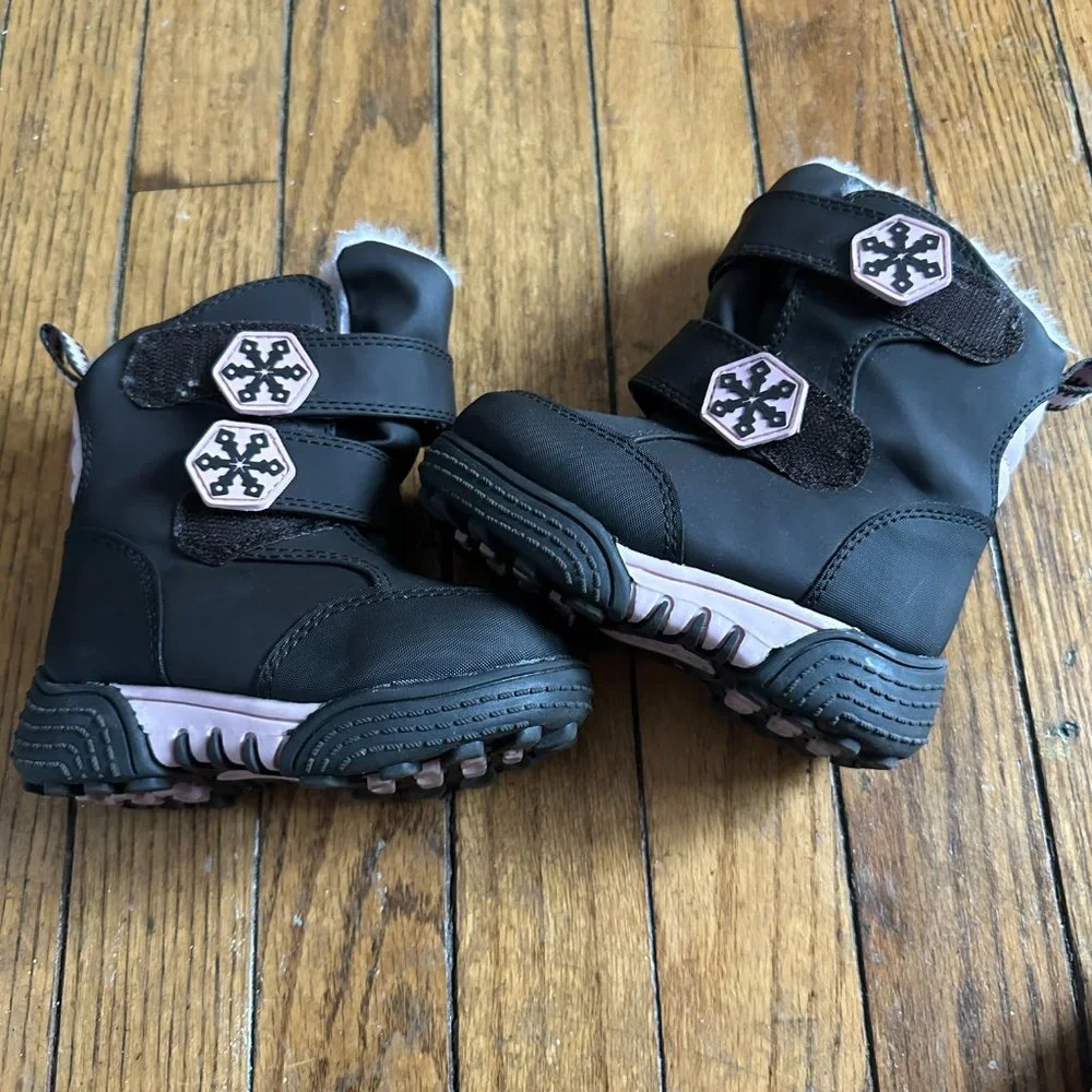 Like NEW Bass Toddler Girls Black Winter Snow Boots with Light Pink Accents Sz 6